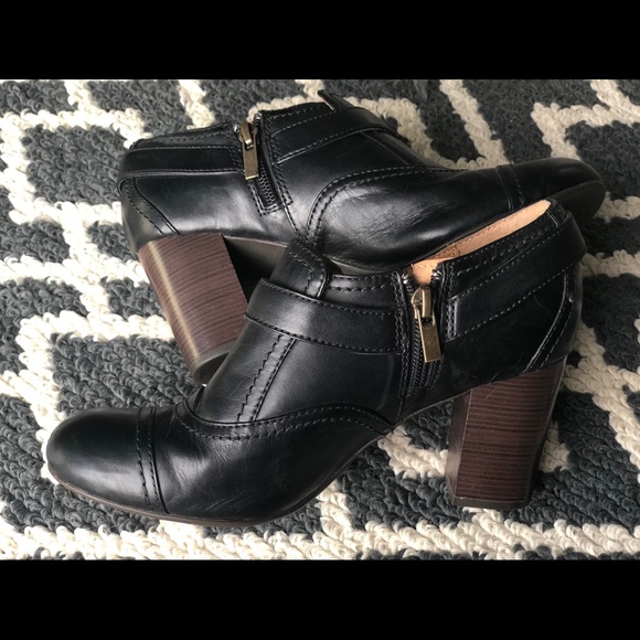 CLARKS Indigo Leather Ankle Bootie sz 7 -like NEW - Picture 2 of 5